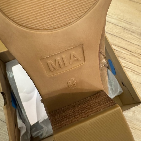 NWT Tan Suede Ankle Booties with Pointed Toe - Picture 2 of 3